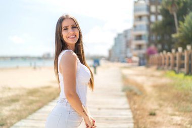 Açık havada genç bir kadın Neşeli bir ifadeyle