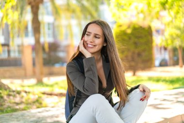 Açık havada genç bir kadın Neşeli bir ifadeyle