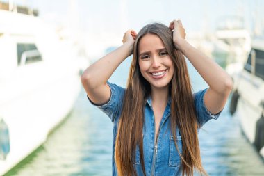 Açık havada genç bir kadın Neşeli bir ifadeyle