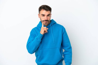 Beyaz arka planda soyutlanmış genç beyaz bir adam.