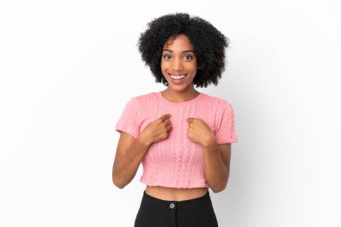 Beyaz arka planda yüzü sürpriz bir ifadeyle izole edilmiş genç Afrikalı Amerikalı kadın.