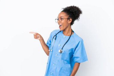 Genç cerrah Afrikalı Amerikalı kadın, beyaz arka planda izole edilmiş, parmak ucunda bir ürün sunuyor.