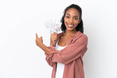 Genç Afrikalı Amerikalı kadın, beyaz arka planda izole edilmiş bir sürü para alıyor.