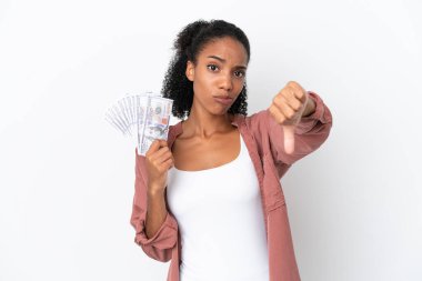 Genç Afrikalı Amerikalı bir kadın, beyaz arka planda izole edilmiş bir sürü para alıyor.