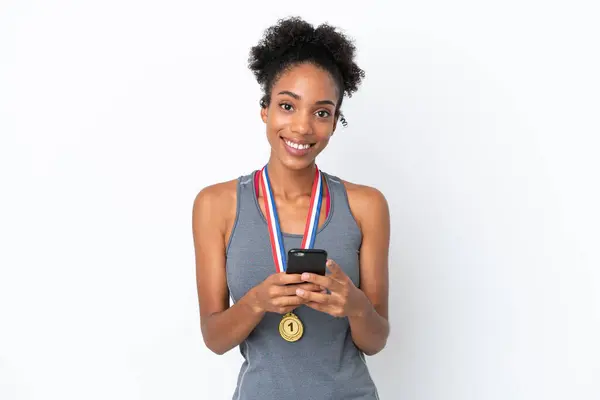 Joven Mujer Afroamericana Con Medallas Aisladas Sobre Fondo Blanco Enviando —  Fotos de Stock
