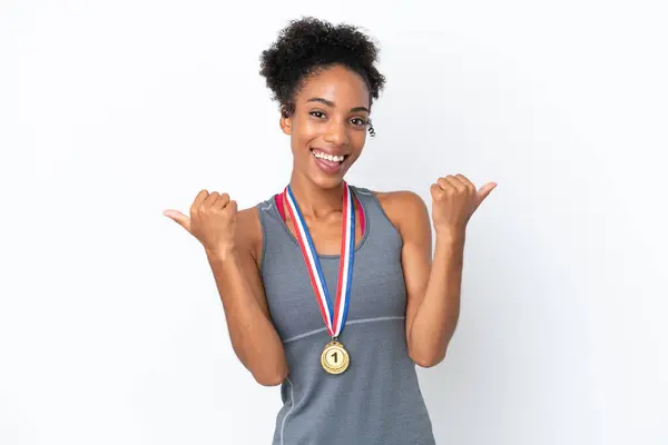 Joven Mujer Afroamericana Con Medallas Aisladas Sobre Fondo Blanco Con —  Fotos de Stock