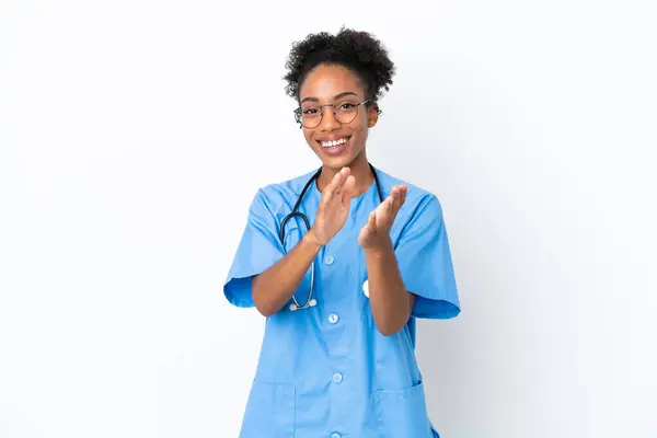 年轻的非洲裔美国女外科医生 在参加了一个会议后被隔离在白人背景下 为自己鼓掌喝彩 — 图库照片