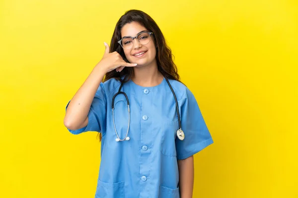 Mladý Chirurg Lékař Žena Izolované Žlutém Pozadí Dělat Telefonní Gesto — Stock fotografie