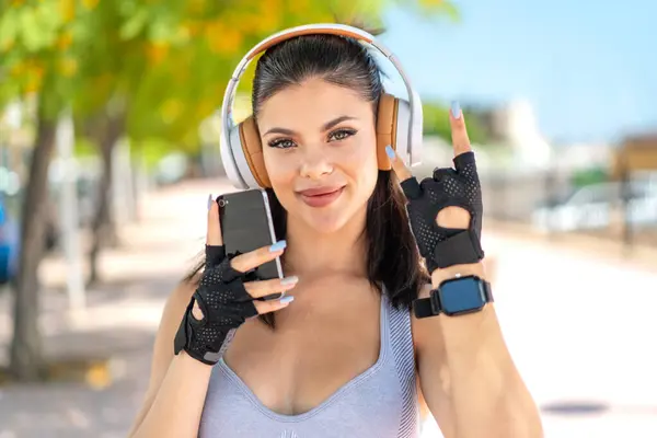 Joven Mujer Bastante Deportiva Aire Libre Escuchando Música Con Móvil —  Fotos de Stock