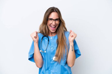 Genç cerrah kadın izole edilmiş mavi arka planda zaferi kutluyor.