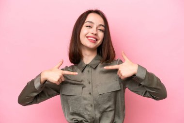 Genç Ukraynalı kadın pembe arka planda soyutlanmış gururlu ve kendini beğenmiş