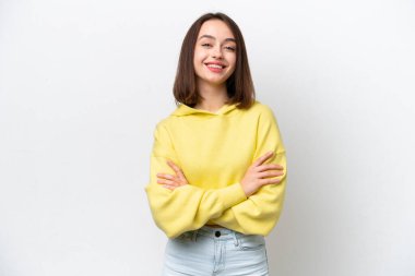 Beyaz arka planda izole edilmiş genç Ukraynalı kadın kollarını ön cephede çapraz tutuyor.