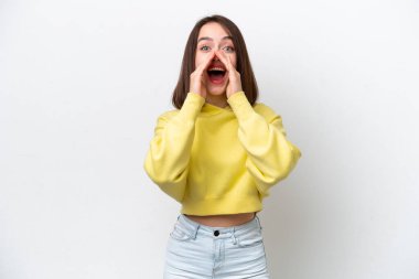 Genç Ukraynalı kadın beyaz arka planda izole edilmiş bağırıyor ve bir şey duyuruyor.