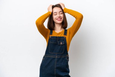 Genç Ukraynalı kadın beyaz arka planda izole edilmiş gülüyor.