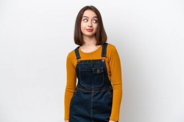 Beyaz arka planda izole edilmiş genç Ukraynalı kadın şüpheli hareketler yapıyor.