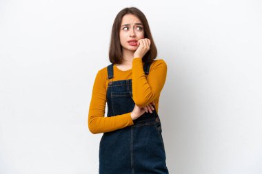 Beyaz arka planda izole edilmiş genç Ukraynalı kadın biraz gergin.