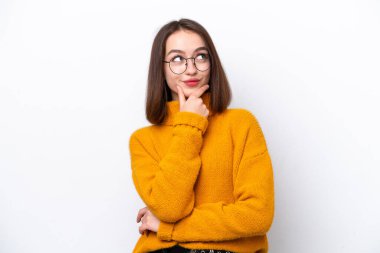 Genç Ukraynalı bir kadın beyaz arka planda izole edilmiş bir şekilde yukarı bakarken bir fikir düşünüyor.