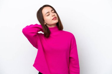 Beyaz arka planda boynu ağrıyan genç Ukraynalı kadın.