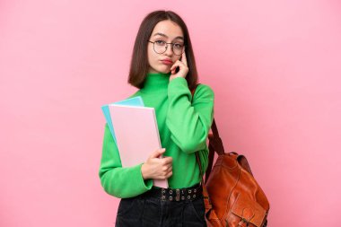 Genç Ukraynalı kadın pembe arka planda izole edilmiş bir fikir düşünüyor.