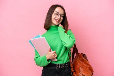 Genç öğrenci Ukraynalı kadın pembe arka planda izole edilmiş gülüyor.