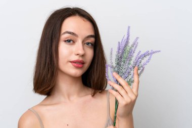 Genç Ukraynalı bir kadın lavanta bitkisi taşıyan beyaz bir arka planda izole edilmiş. Portreyi kapat