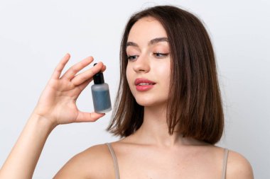 Beyaz arka planda izole edilmiş genç Ukraynalı kadın elinde bir serum tutuyor. Portreyi kapat