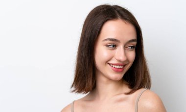 Beyaz arka planda izole edilmiş genç Ukraynalı kadın. Portre