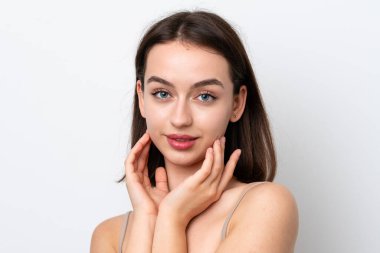 Beyaz arka planda izole edilmiş genç Ukraynalı kadın. Portreyi kapat