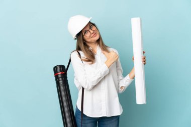 Slovak mimar kız mavi arka planda izole planlar tutuyor gururlu ve kendini beğenmiş