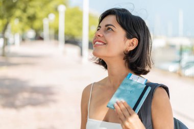 Genç, güzel bir Bulgar kadın elinde neşeli bir pasaport tutuyor.