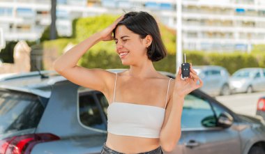 Açık havada araba anahtarı tutan genç ve güzel Bulgar kadın bir şeyin farkına vardı ve çözüm peşinde.