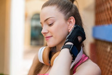 Spor saati olan genç ve güzel bir bayan.