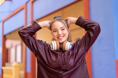 Genç ve güzel bir kız açık havada Neşeli bir ifadeyle