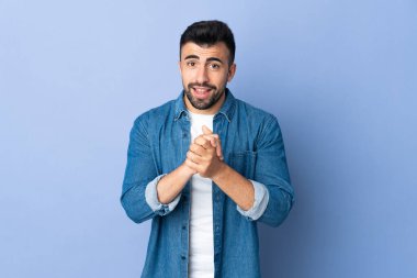 İzole edilmiş mavi arka planı olan beyaz bir adam gülüyor.