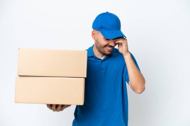 Beyaz arka planda izole edilmiş beyaz adam gülüyor.