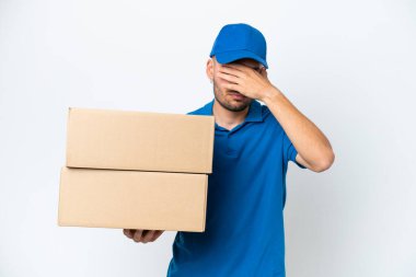 Teslimat beyaz arka planda izole edilmiş beyaz bir adam gözlerini elleriyle kapatıyor. Bir şey görmek istemiyorum.