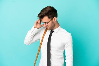 Soyutlanmış arka planda gülen iş adamı