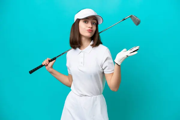 乌克兰高尔夫球手年轻女子 身披蓝色背景 举手表决时感到疑惑 — 图库照片