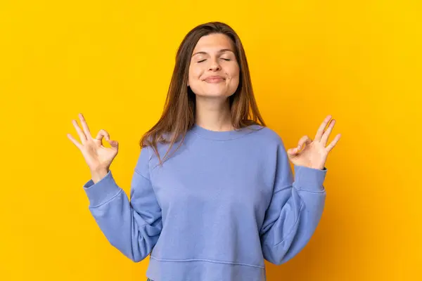 Genç Slovak Kadın Zen Pozunda Sarı Arka Planda Izole Edilmiş — Stok fotoğraf