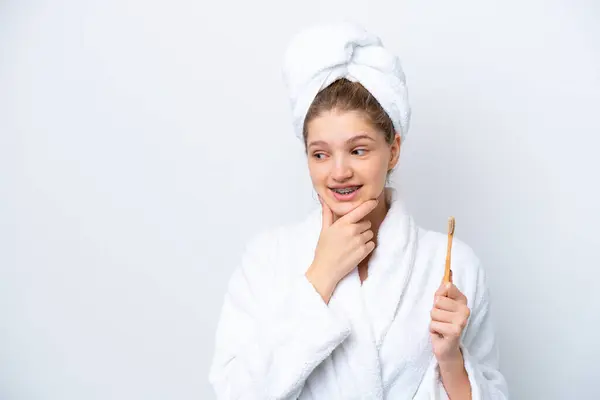 Adolescente Ragazza Russa Lavarsi Denti Isolati Sfondo Bianco Pensando Idea — Foto Stock