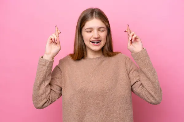俄罗斯少女在粉色背景下被隔离 手指交叉 — 图库照片