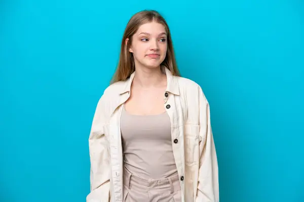 Adolescente Rusa Chica Aislada Sobre Fondo Azul Teniendo Dudas Mientras —  Fotos de Stock