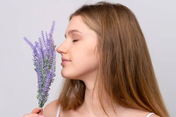 Tiener Russisch Meisje Geïsoleerd Witte Achtergrond Met Een Lavendelplant Close — Stockfoto