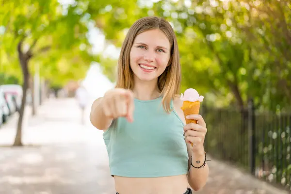 Young Blonde Pretty Woman Cornet Ice Cream Outdoors Points Finger — Stock Photo, Image