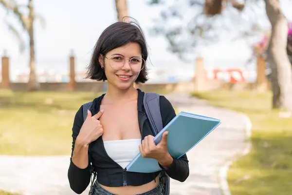 驚きの表情で屋外で若いブルガリアの学生女性 — ストック写真