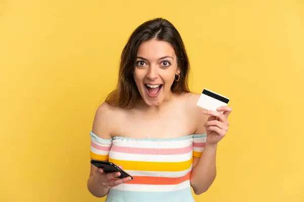 Young Caucasian Woman Isolated Yellow Background Buying Mobile Holding Credit — Stock Photo, Image