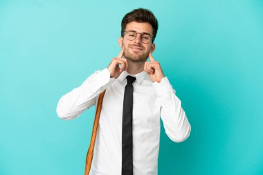 Mutlu ve hoş bir ifadeyle gülümseyen bir iş adamı.