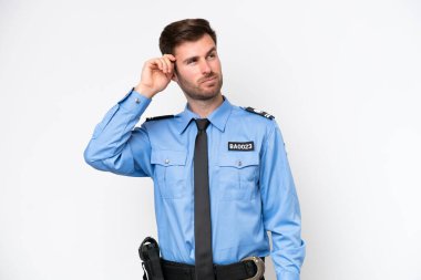 Beyaz arka planda izole edilmiş genç bir polis şüpheleri ve kafası karışmış bir yüz ifadesi var.