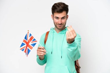 Beyaz arka planda izole edilmiş bir Birleşik Krallık bayrağı taşıyan beyaz bir öğrenci para hareketi yapıyor.