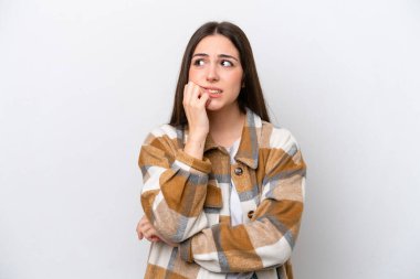 Beyaz arka planda izole edilmiş genç bir kız biraz gergin.